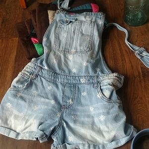 🦄Two for $20🦄Lei overalls with daisy pattern